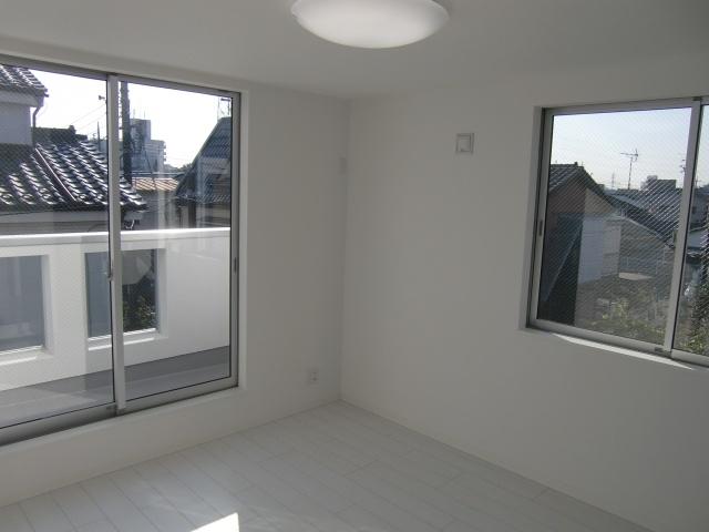 Non-living room. It is the west side of the Western-style. It is also open views of the outside of the sash also large window. 