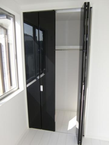 Receipt. The west side is a Western-style closet. 