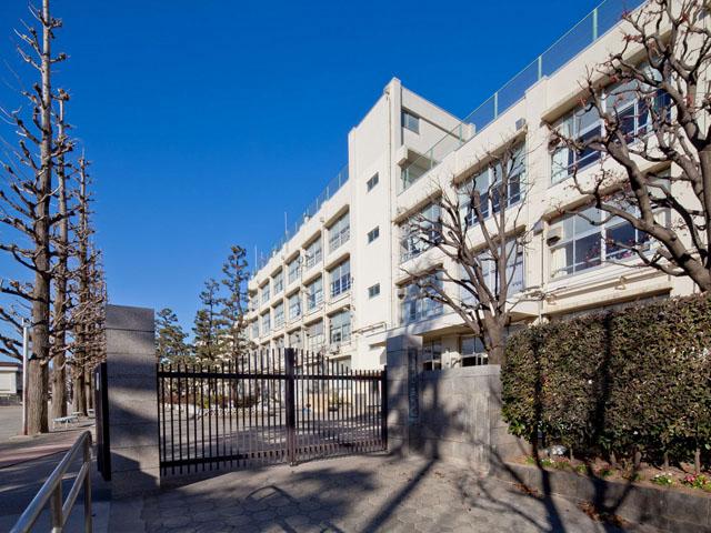 Junior high school. 520m to Nerima Kaishin second junior high school