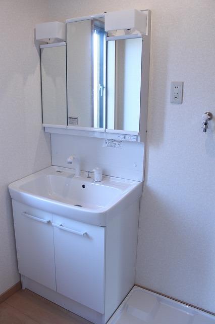 Wash basin, toilet. Indoor (11 May 2013) Shooting