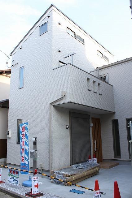 Local appearance photo. Local (11 May 2013) Shooting