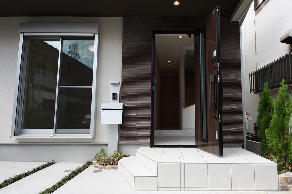 Entrance. Same specifications Photos