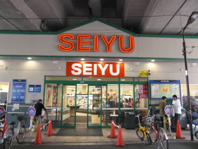 Supermarket. Seiyu to (super) 160m