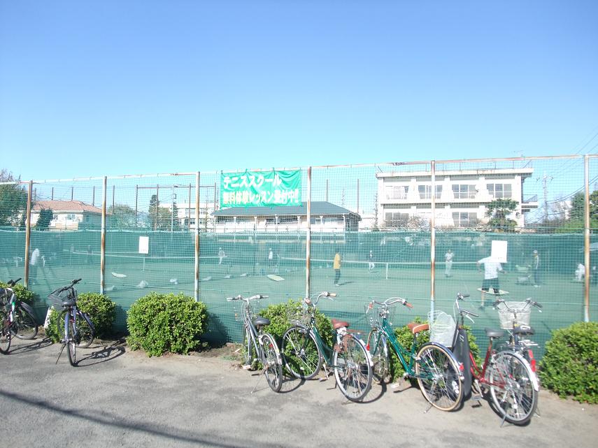 Supermarket. Seiyu to (super) 270m