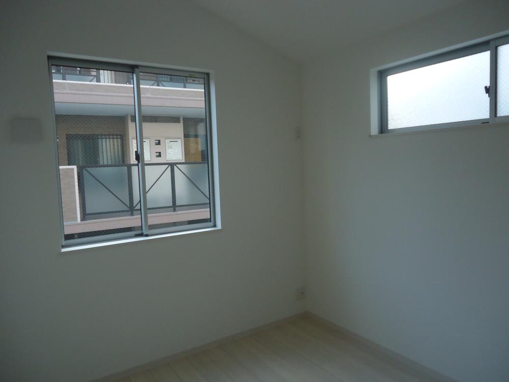 Non-living room. Bed room with a vaulted ceiling