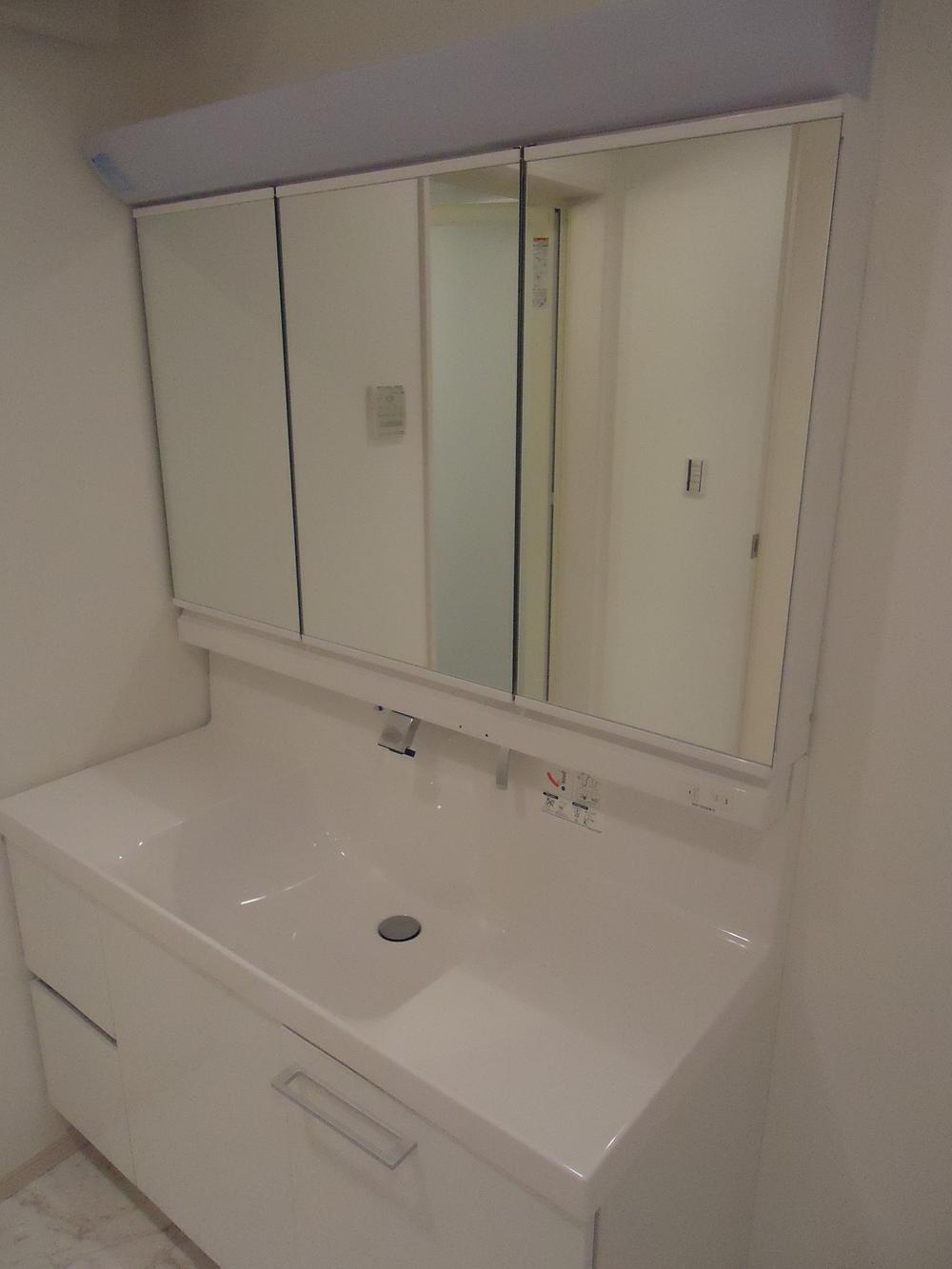 Wash basin, toilet. Wash basin of wide span