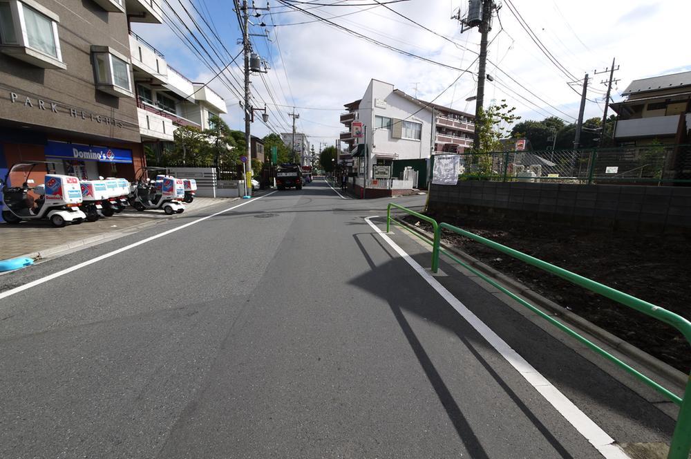 Local photos, including front road. Frontage Dawn and 12.3M reserved 8M public road and refreshing. It is safe because there is a sidewalk even pop out children from the front door.