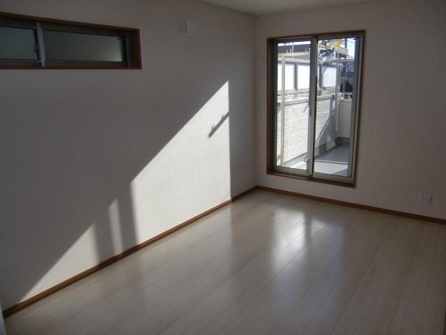 Non-living room. It is the east side of the Western-style. Facing the large balcony, Day is good.