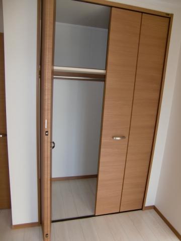 Receipt. The east side is a Western-style closet. Depth plenty.