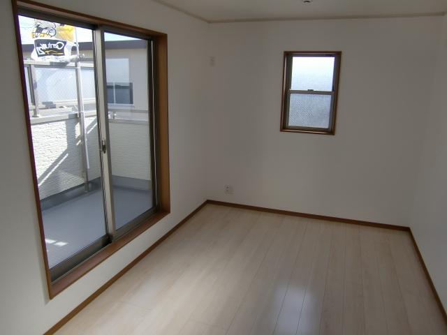 Non-living room. South Western-style. It has a feeling of opening because the sash out to the veranda is large. There is a window to the right.