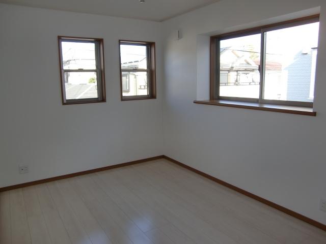 Non-living room. The north side of the Western-style also spacious, There is no feeling of pressure out of the window.