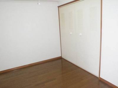 Living and room. 4.5 Pledge Western-style