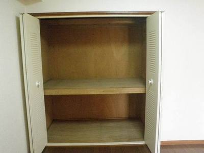 Other Equipment. 4.5 Pledge Western-style closet