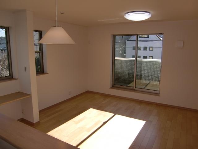 Same specifications photos (living). We look at the living room from the north. Sunny. There is a personal computer space to the left.