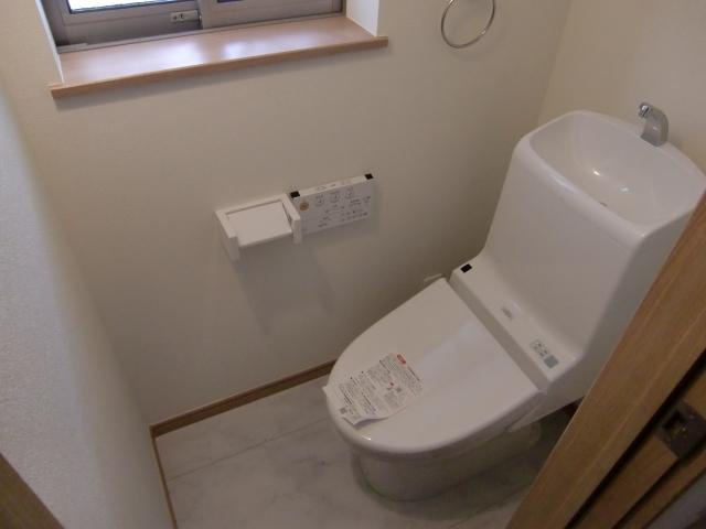 Toilet. It is with a bidet. Since it is a wall remote control specification of saving water design, Cleaning is very easy.