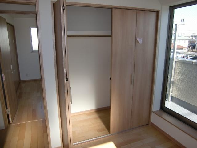 Receipt. South Western-style closet plenty of depth, You can use the walk-in basis.