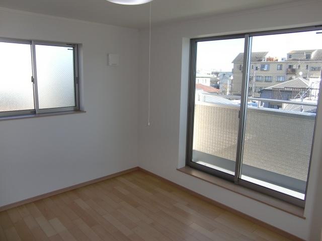 Non-living room. The third floor is the north side of the Western-style. Scenery is also well open.