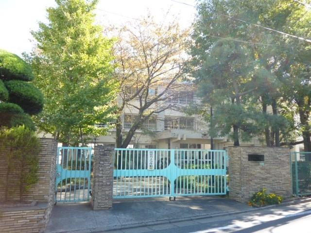 Primary school. 560m to large Sennan elementary school