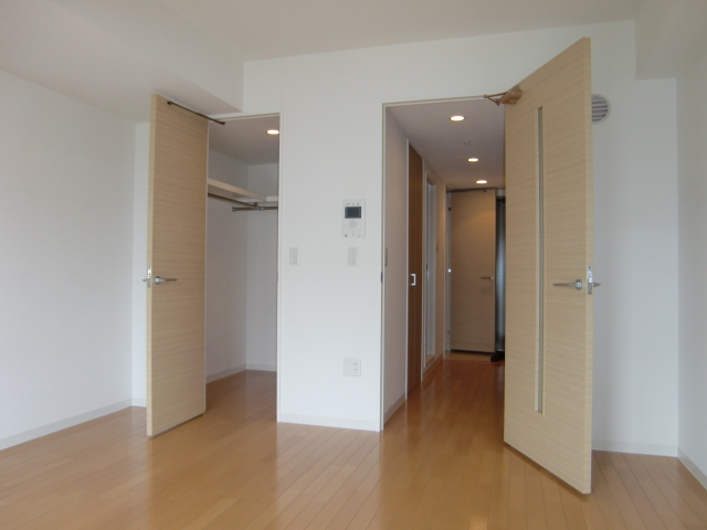 Living and room. Will be inverted type of room photo.