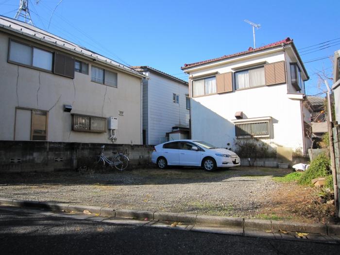 Local land photo. Local (12 May 2013) shooting from shooting local northeast side. Current state because of being used as a parking lot, It becomes a delivery in the vacant lot. 