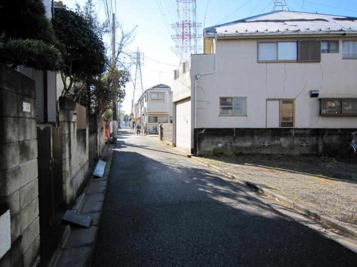 Local photos, including front road. Local (12 May 2013) Shooting East front road is a public road width 4.0M. This site southwest side because it has opened, Light Masu plug on site. 