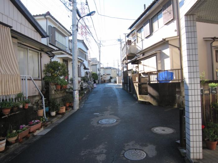 Local photos, including front road. Local (12 May 2013) Shooting West front road is a public road width 3.65M ~ It is 4.0M. Car Street also less, Traffic of non-resident does not Thank almost. 