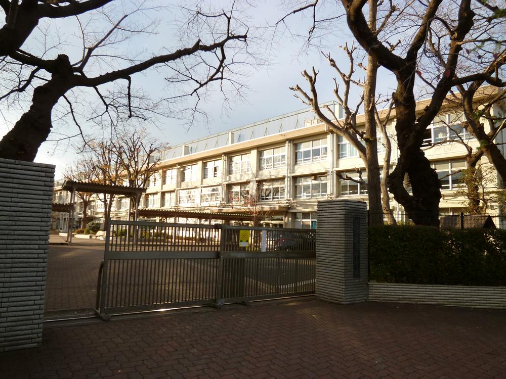 Junior high school. 510m respect to ward Nerima junior high school ・ Trust ・ It performs a leadership that values ​​the research study, Four stages students (sound, Learn, Challenge, As to Hikarikagayaka in the region), Emphasis on leadership ・ It is a school of distinctive educational policy. 