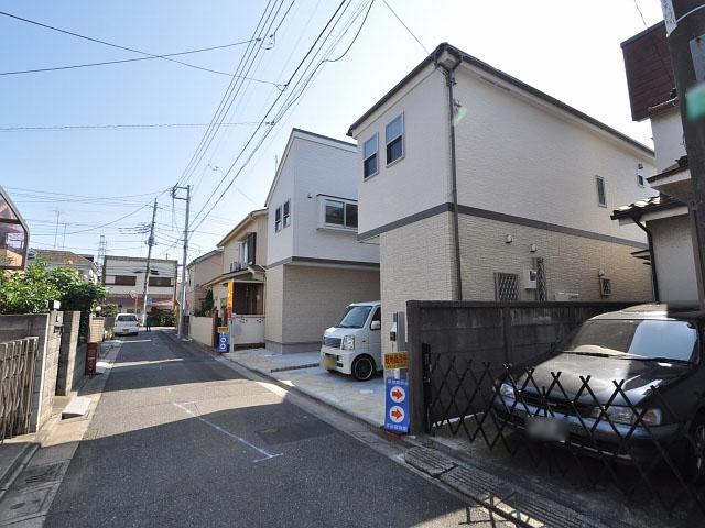 Local photos, including front road. Contact road situation