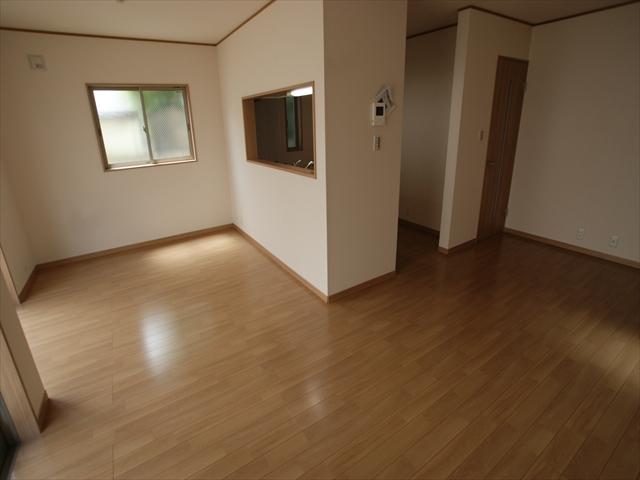 Living. <1 Building> Bright living shine of the Interior