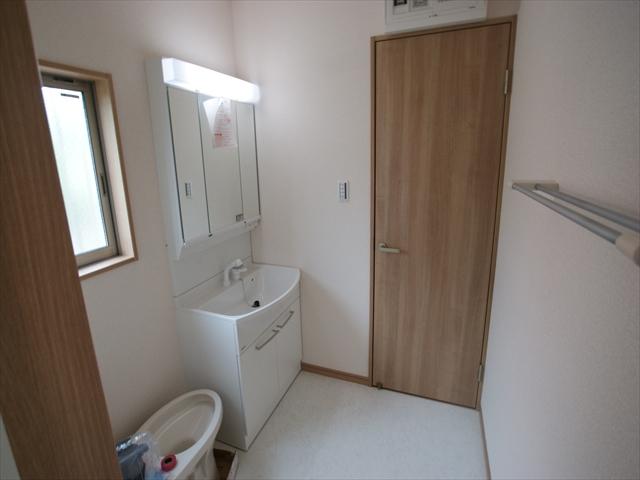 Wash basin, toilet. <Building 2>