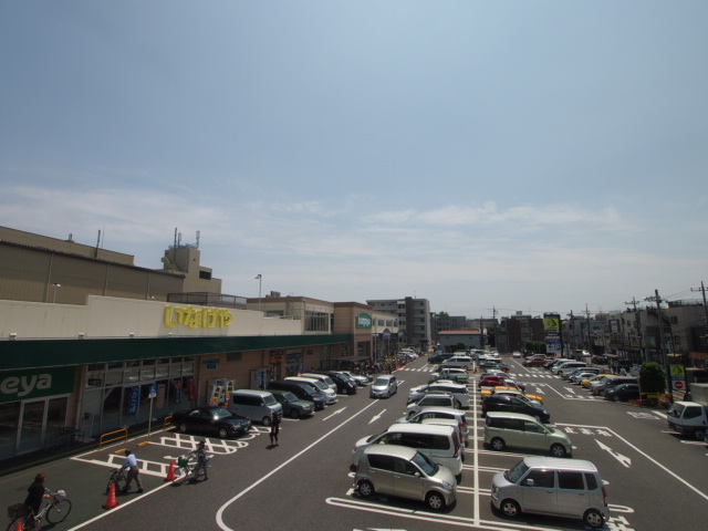 Shopping centre. 900m until the (shopping center)