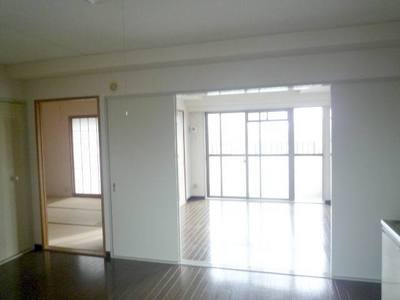 Living and room. Japanese and Western, as viewed from DK