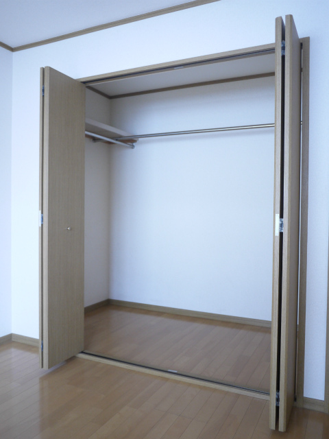 Receipt. Walk-in closet that can store plenty!