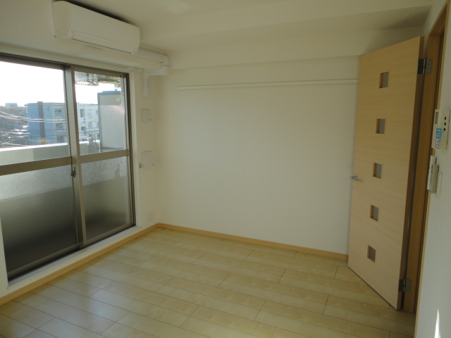 Living and room. It will be medium-room type of room photo. 