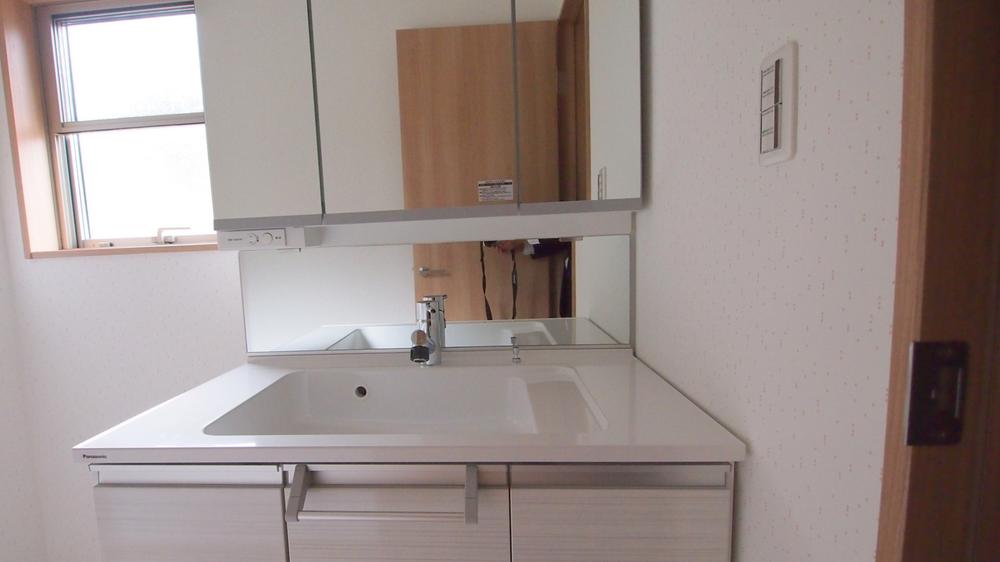 Wash basin, toilet. Wash basin