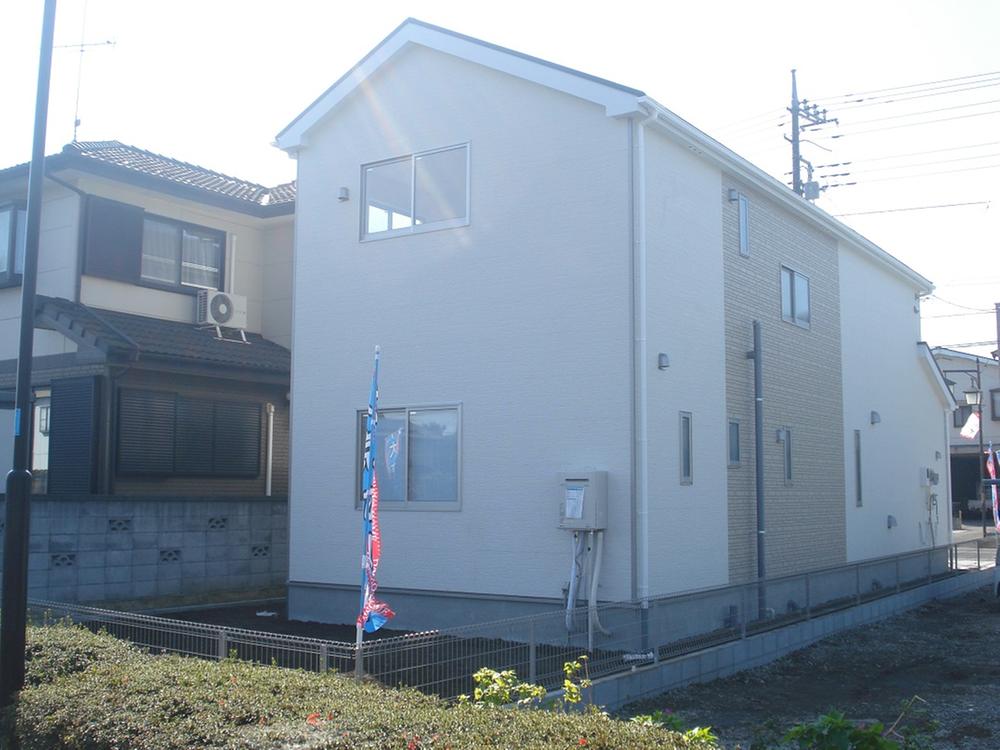 Garden. 3 Building northeast side garden Facing the Zanbori River, Private it is reserved. 