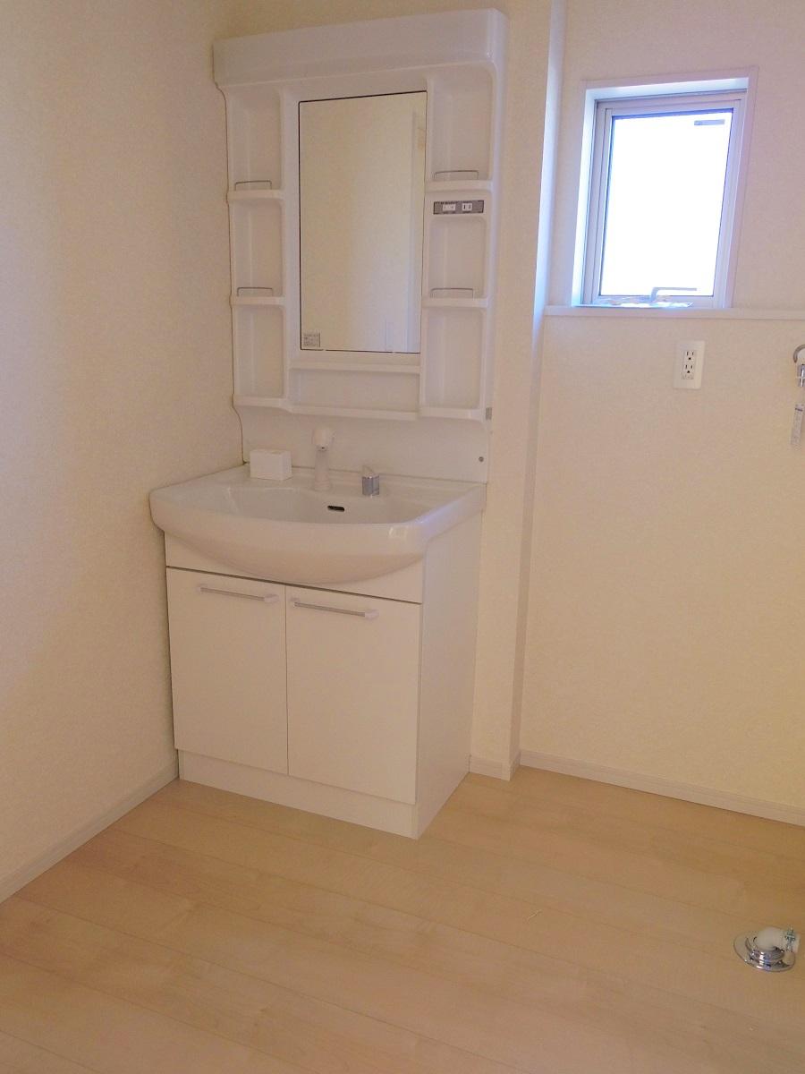 Wash basin, toilet. 1 Building washroom It will be the lighting of the balanced loose wash room. 