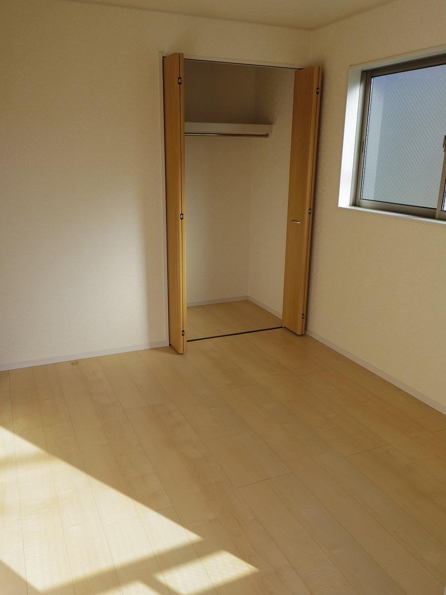 Non-living room. 1 Building 2 Kaiyoshitsu (5.2 quire) 4 room, which is provided on the second floor will have all the room housing is equipped.  