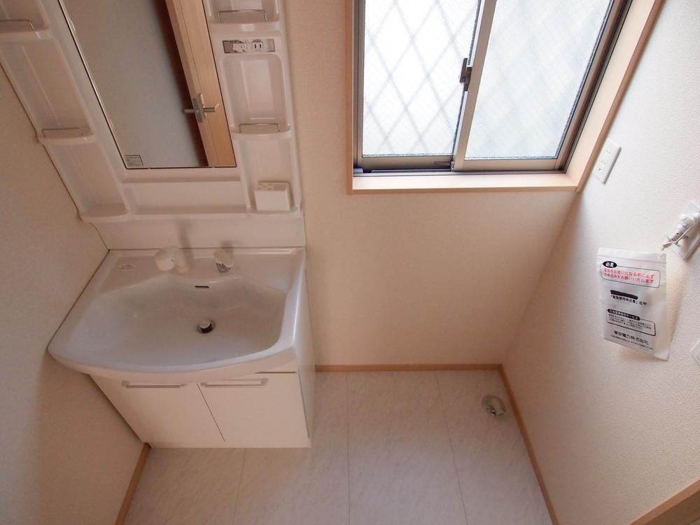 Wash basin, toilet. 1 Building washroom