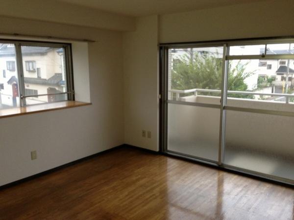 Living and room. Corner room, We are living with a bay window