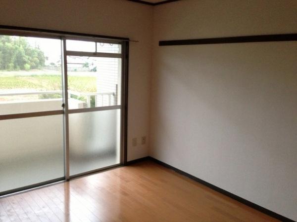 Other room space. It is the south side of the Western-style. Storage is abundant room