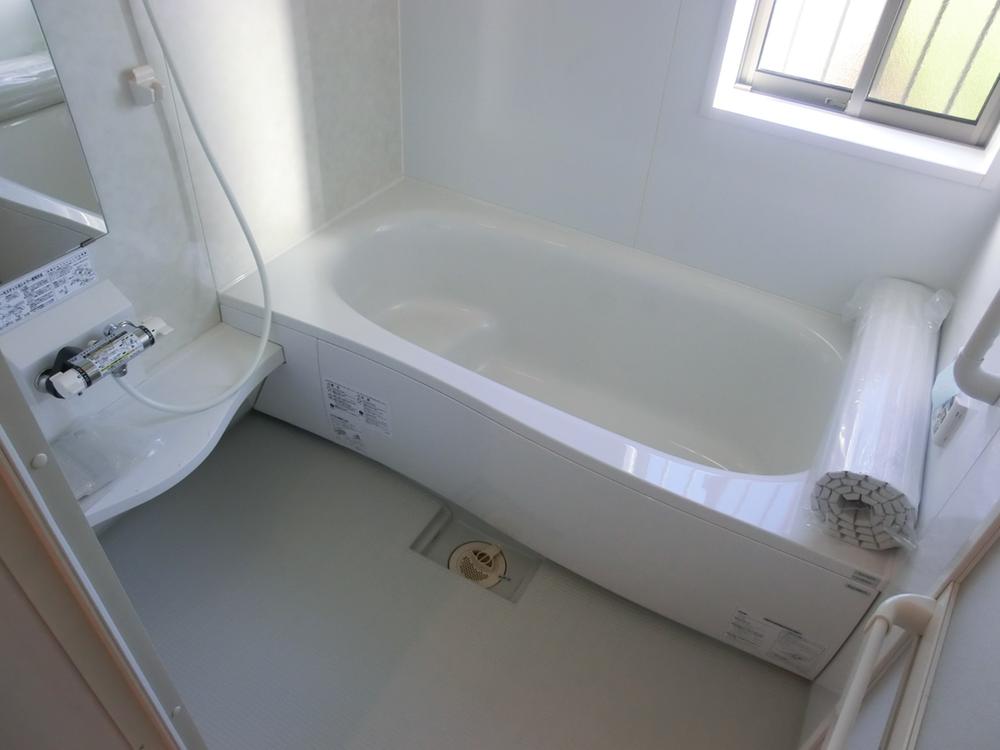 Same specifications photo (bathroom). <Example of construction> Bright bathroom of with window