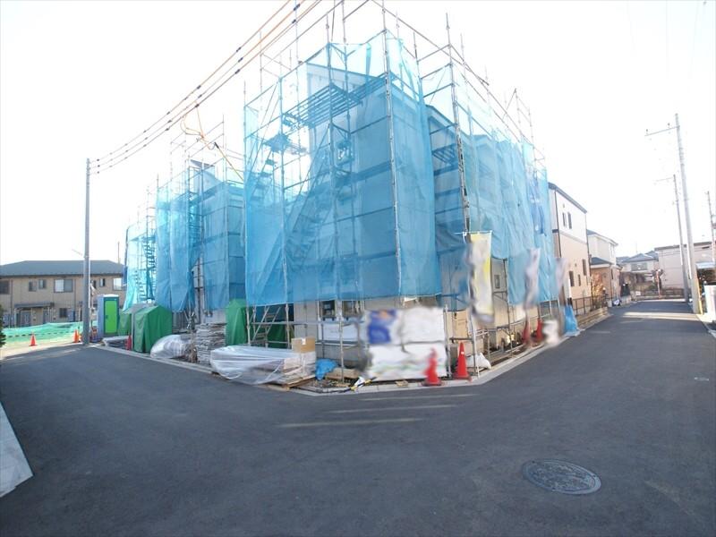 Local photos, including front road. Green location moisten the urban life