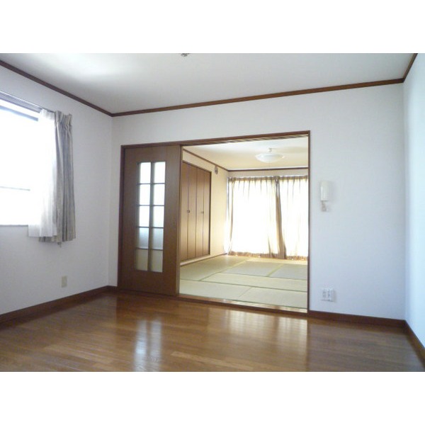 Living and room. Bright 2 Kaikaku room