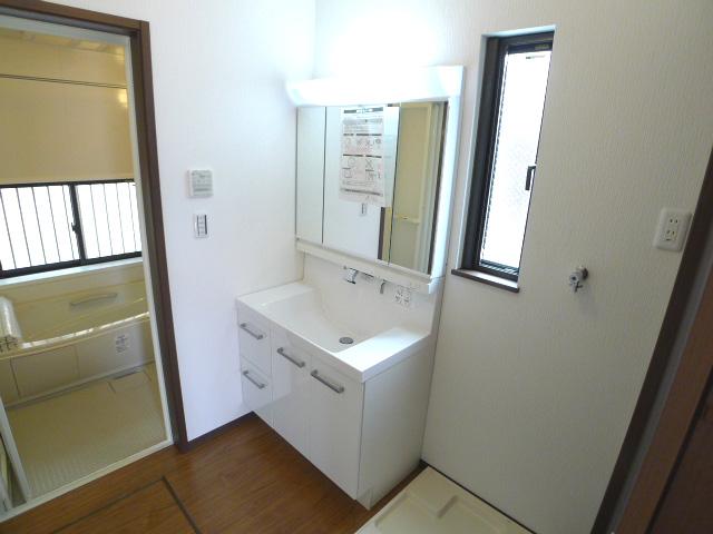 Wash basin, toilet. Wash room (B Building)