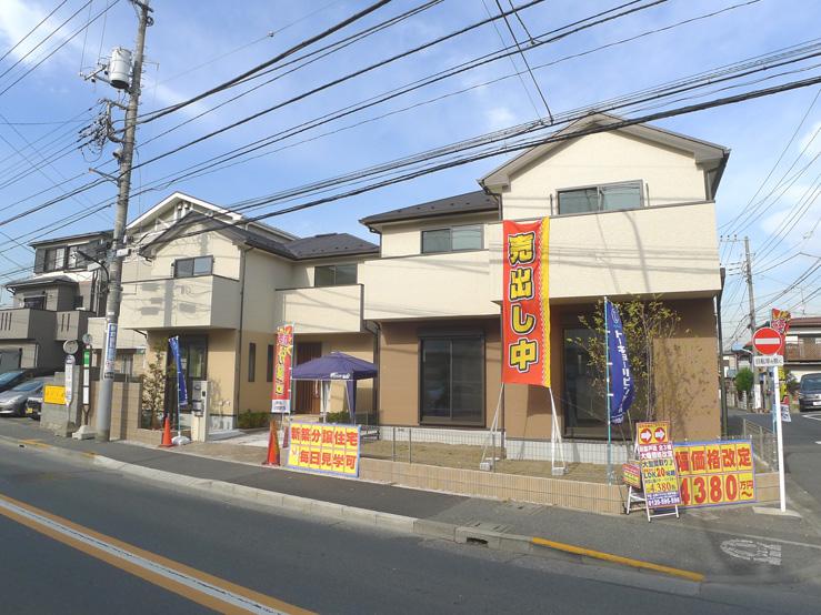 Local photos, including front road. Local appearance photo