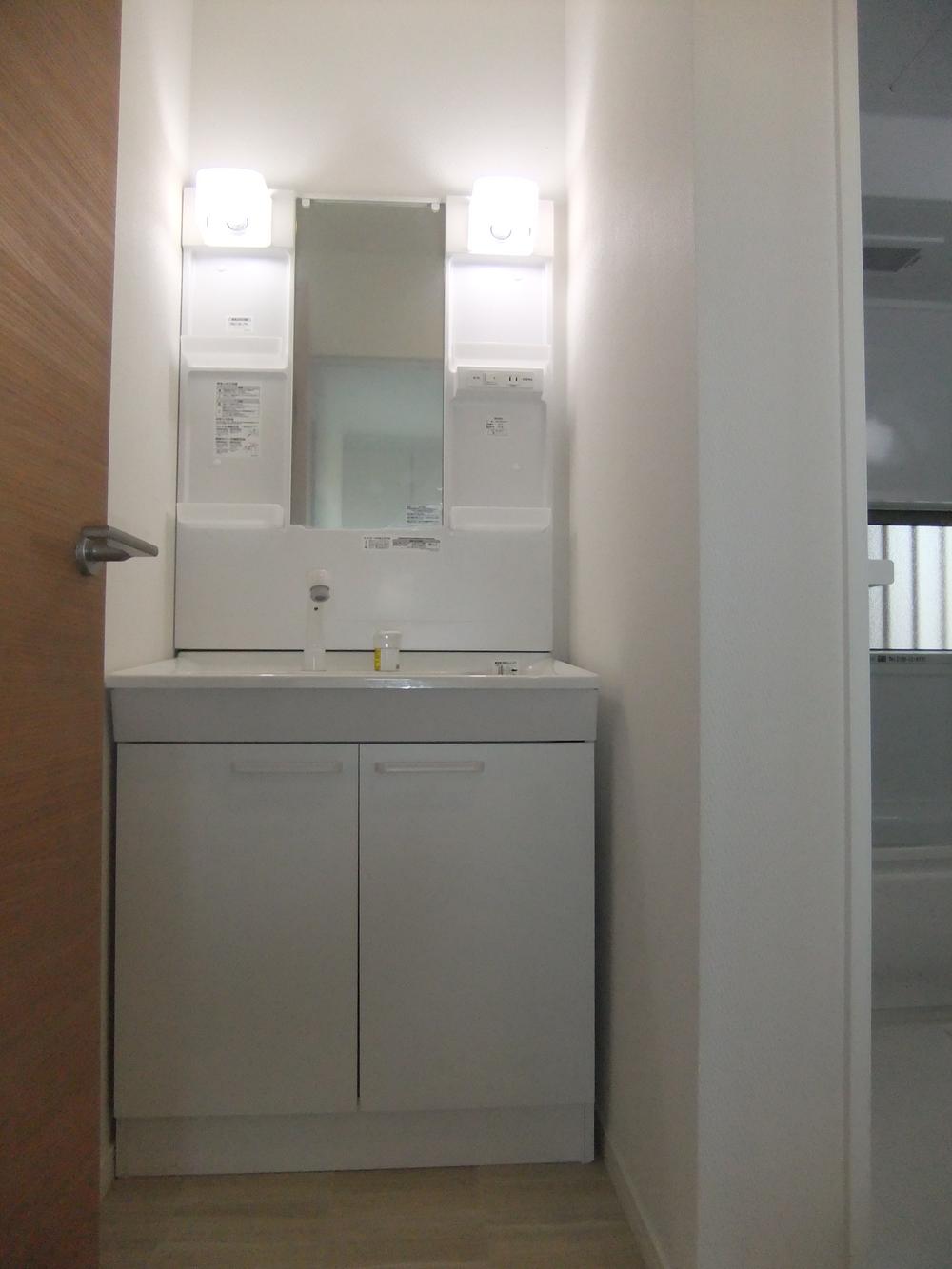 Wash basin, toilet. Wash basin