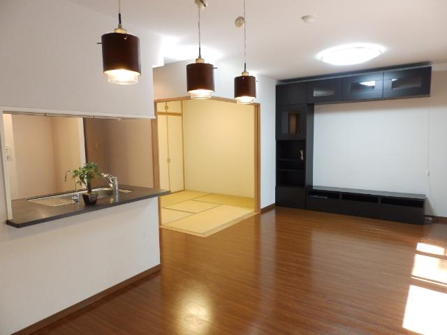 Living. 16 Pledge of living, Face-to-face kitchenese-style room is there is a sense of unity.