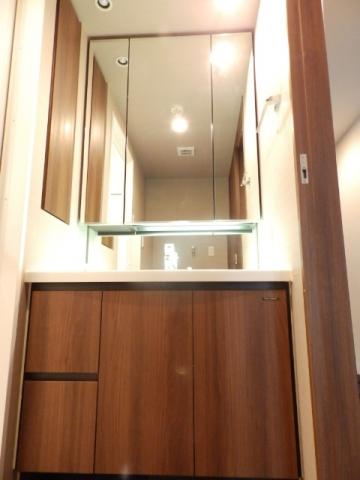 Wash basin, toilet. In addition to the vanity of the three-sided mirror, There is a storage serving towel holder functionally.