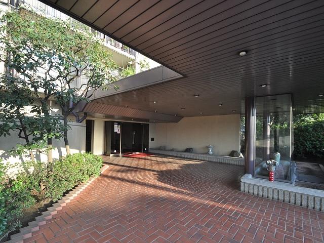 Entrance. Zon'nenhaimu Tanashi Entrance